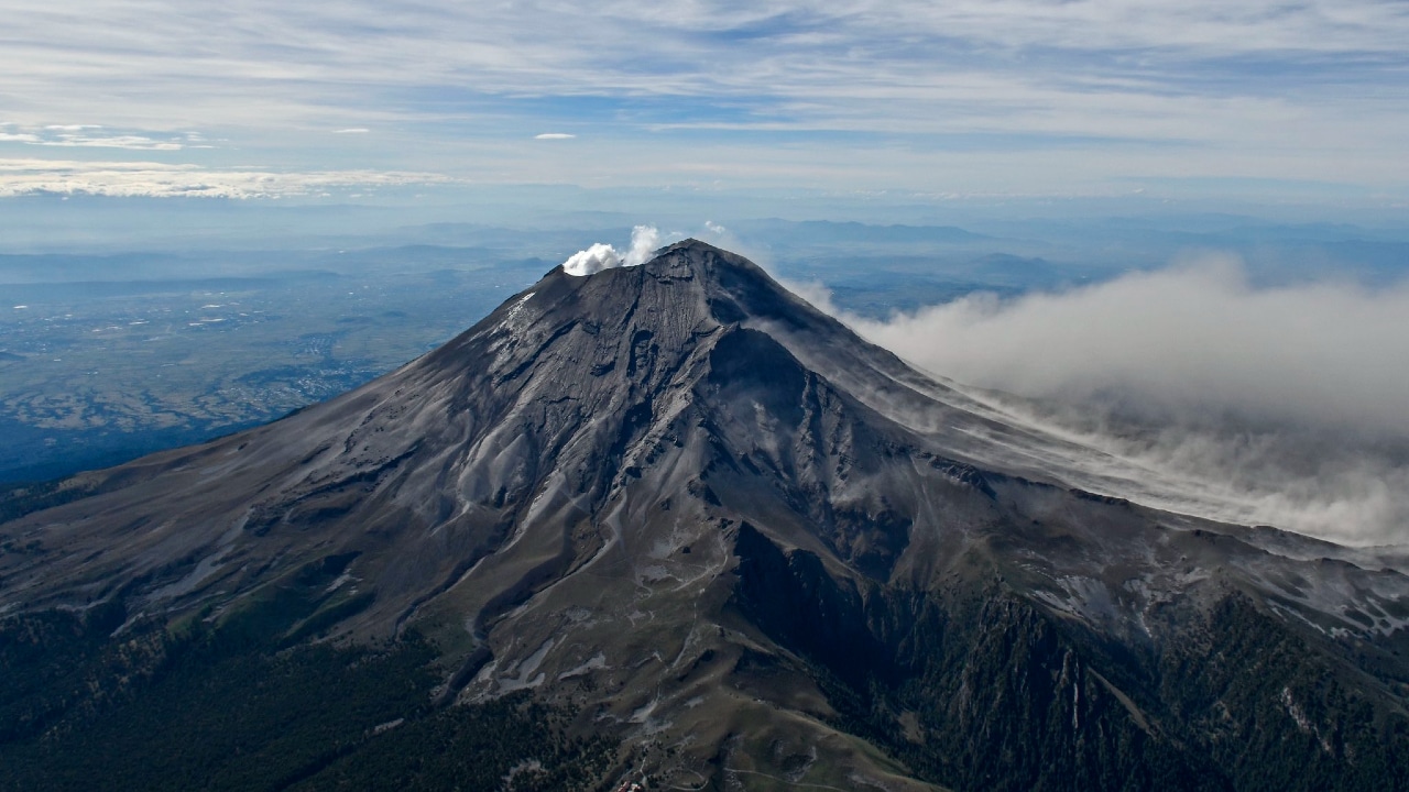 Fotografía del Popocatépetl registrando actividad volcánica.