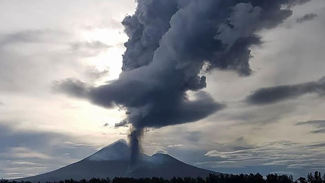 Volcán Ulawun, en Papúa, emite una columna de ceniza a 3000 metros altura