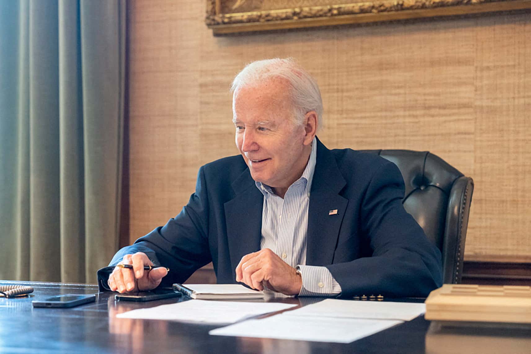 El presidente de EUA, Joe Biden, quien dio positivo por COVID-19 se sienta en su escritorio en la residencia de la Casa Blanca (Reuters)