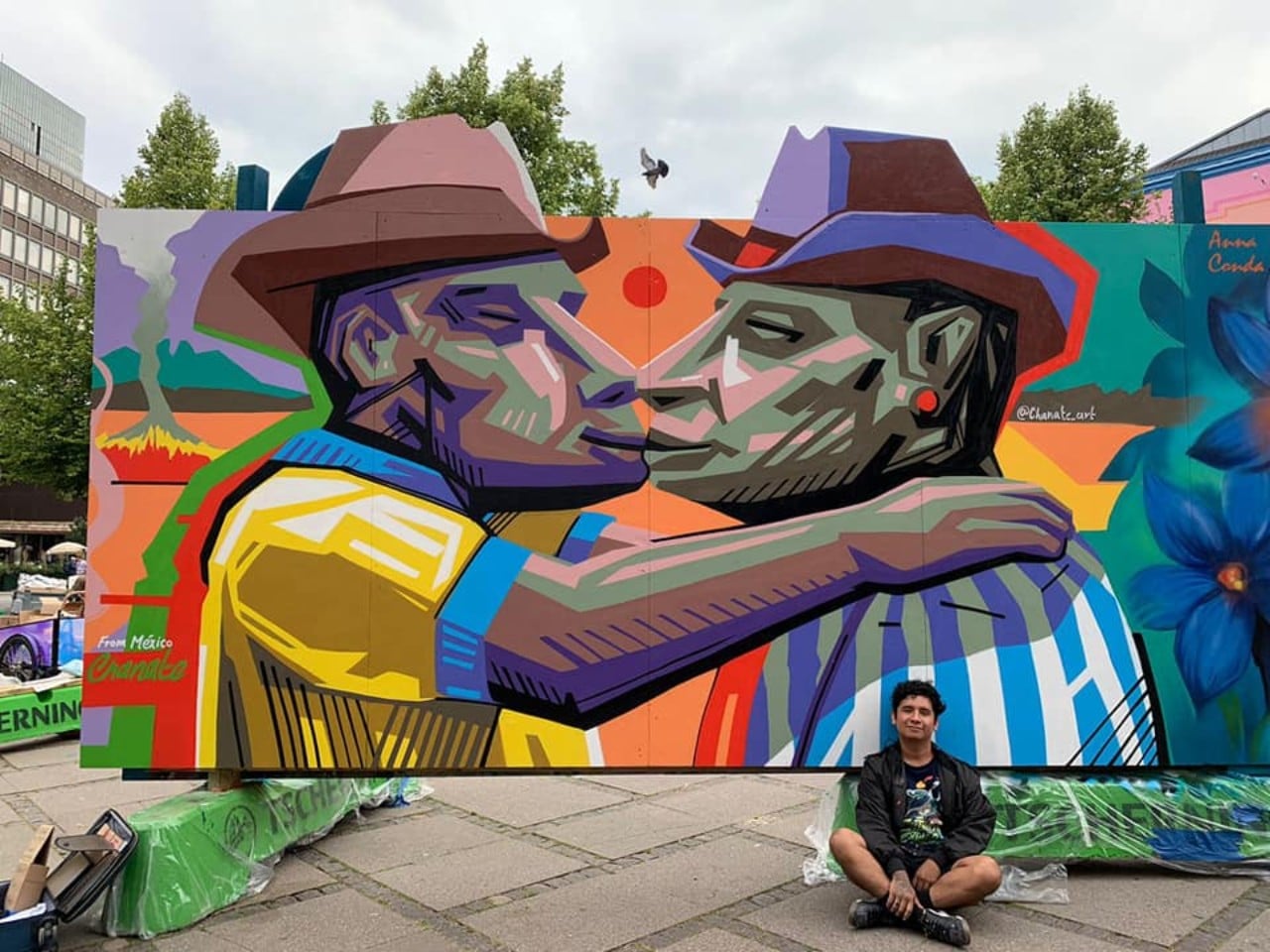 Chanate pinta mural de beso entre fans de Monterrey y Tigres