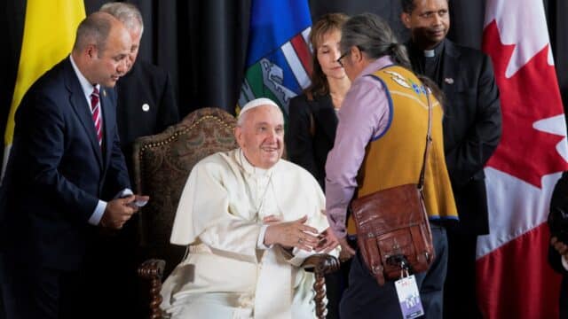 Papa Francisco llega a Canadá para pedir perdón por abusos a indígenas.