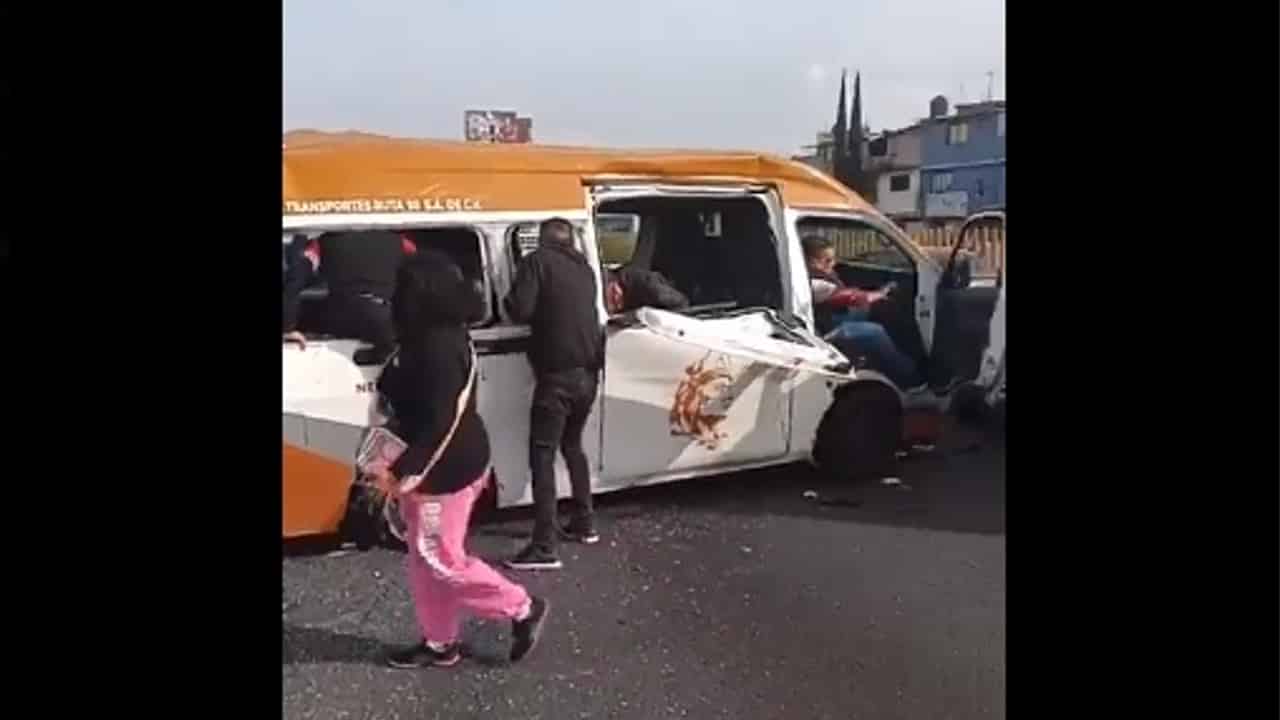 Vuelca camioneta de transporte público en carretera México-Puebla