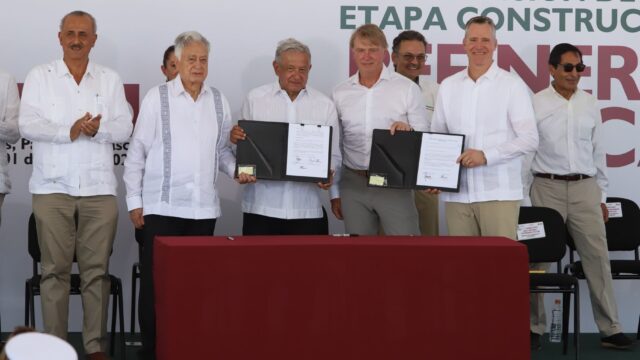 Firma de convenios con empresas extranjeras durante la ceremonia de inauguración de la primera etapa constructiva de la refinería “Olmeca” Dos Bocas (Cuartoscuro)