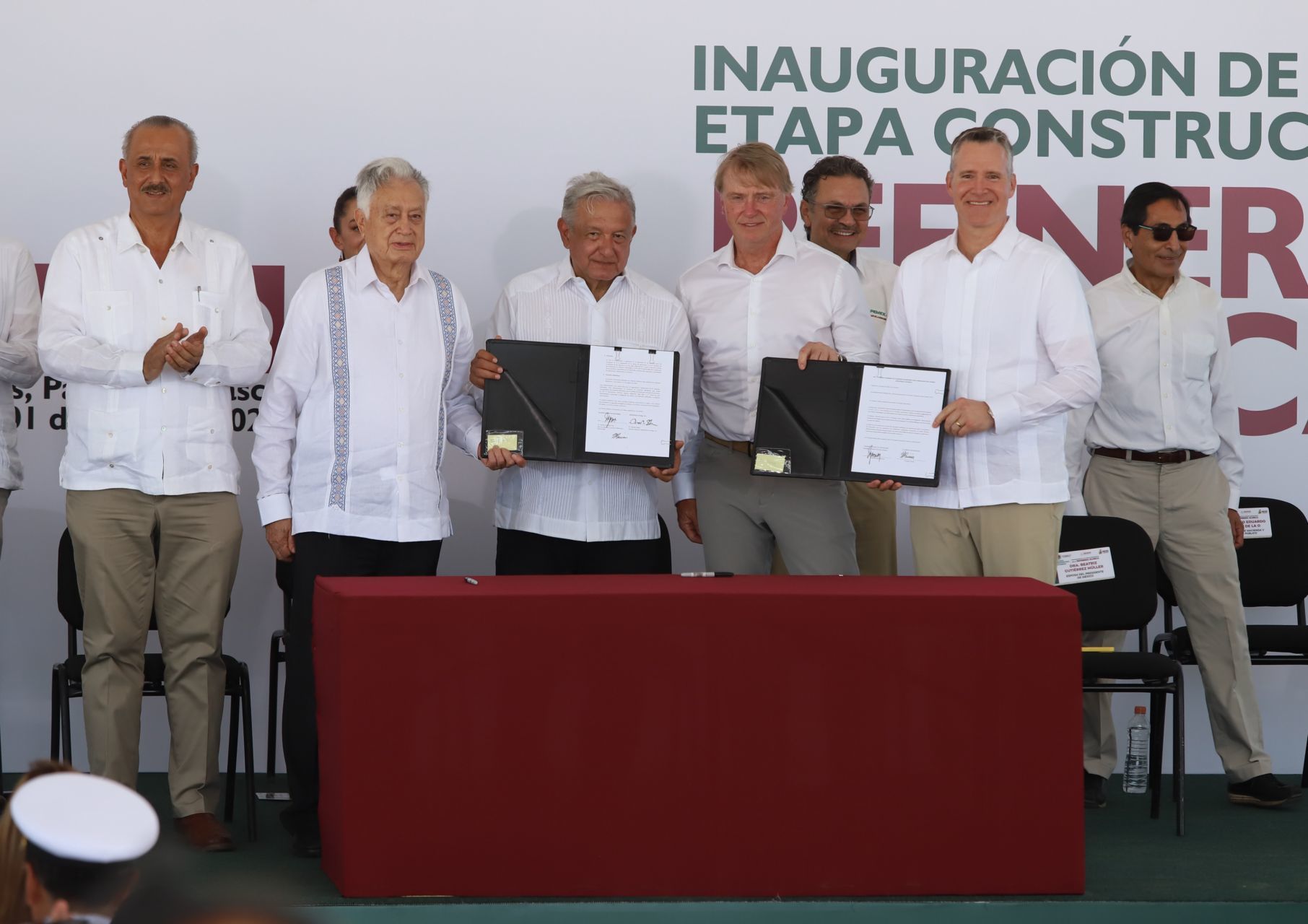 Firma de convenios con empresas extranjeras durante la ceremonia de inauguración de la primera etapa constructiva de la refinería “Olmeca” Dos Bocas (Cuartoscuro)