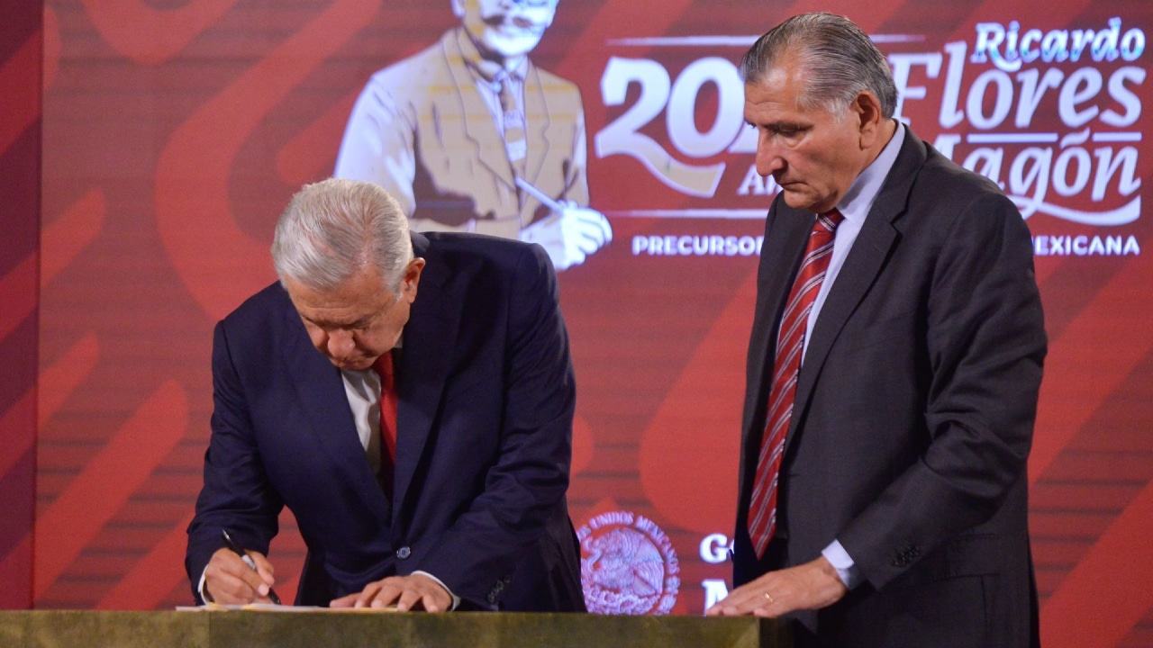 El presidente Andrés Manuel López Obrador (AMLO) firma decreto para garantizar el abasto de agua en Nuevo León