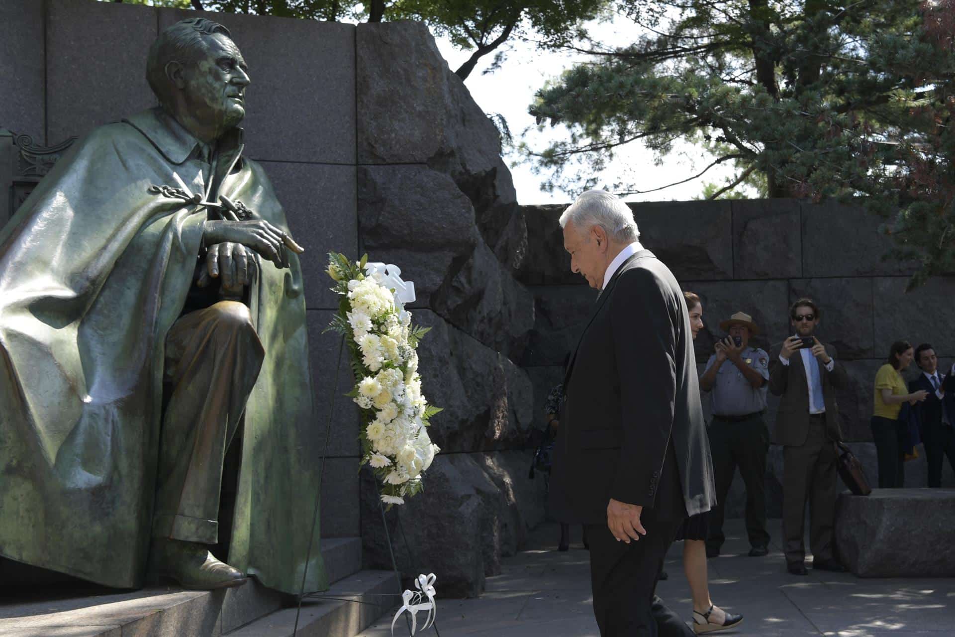 AMLO rinde homenaje a los monumentos de Martin Luther King y Roosevelt en Washington