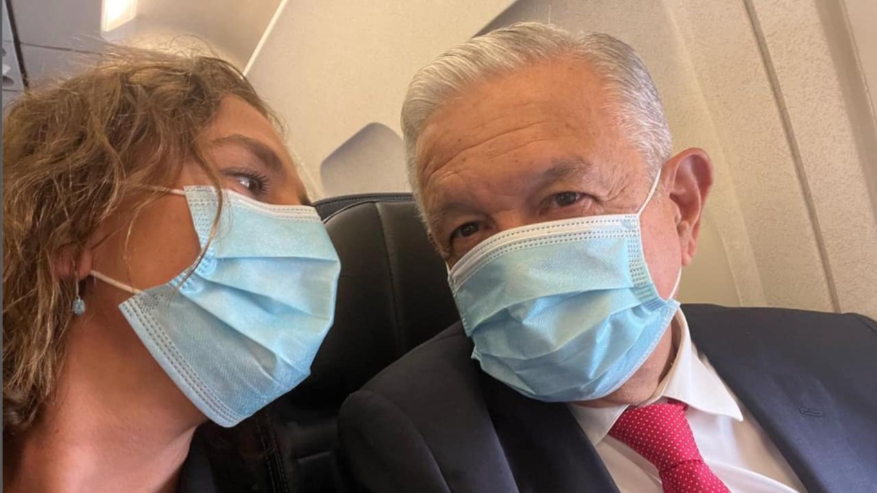 AMLO viaja en avión comercial a Estados Unidos para reunión con Biden