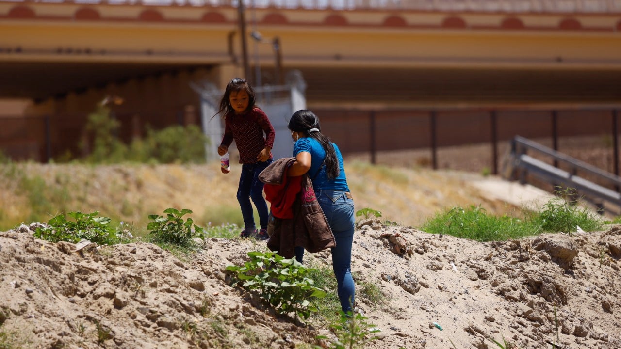 Rescatan a 100 migrantes en casas de seguridad de El Paso y Nuevo México.