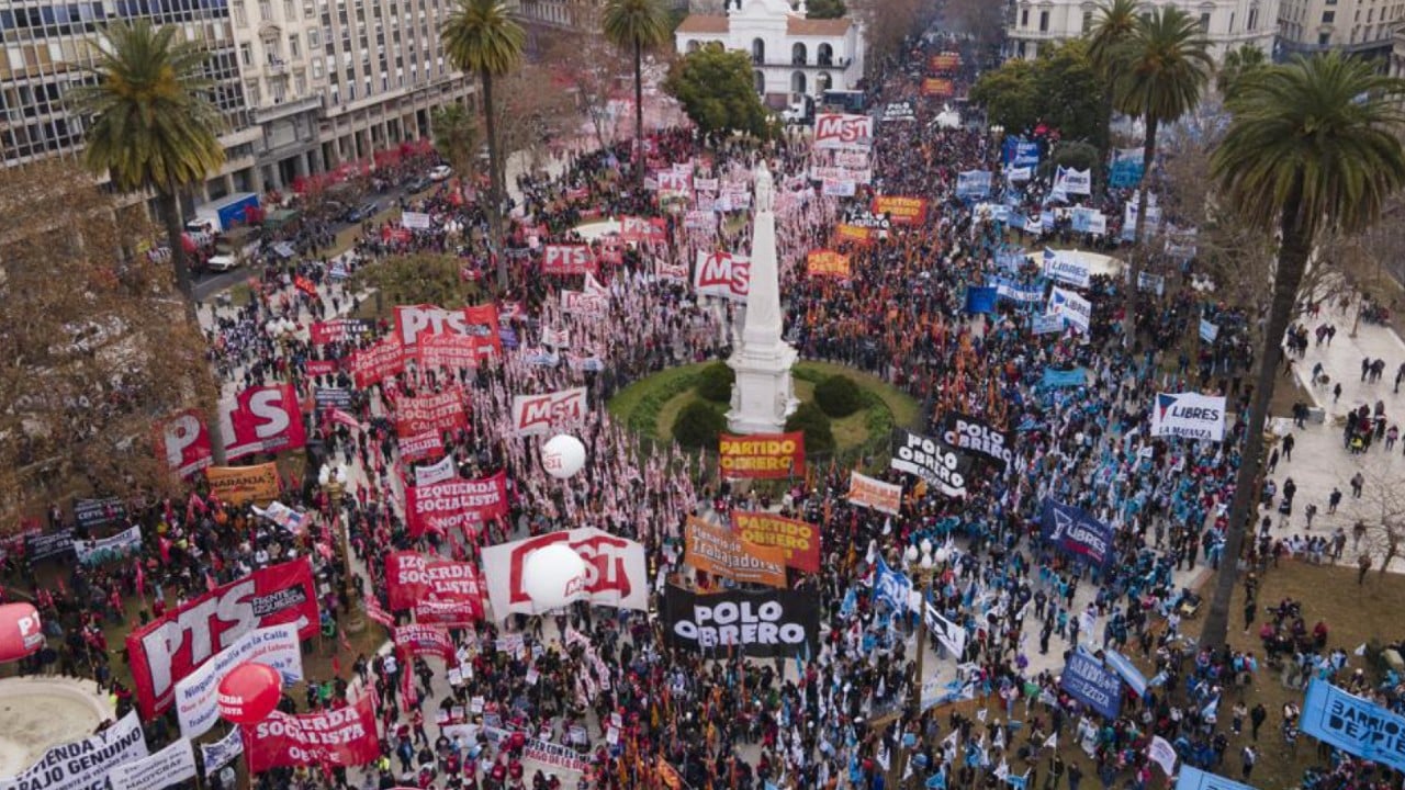 Miles se manifiestan en calles de Argentina contra el gobierno