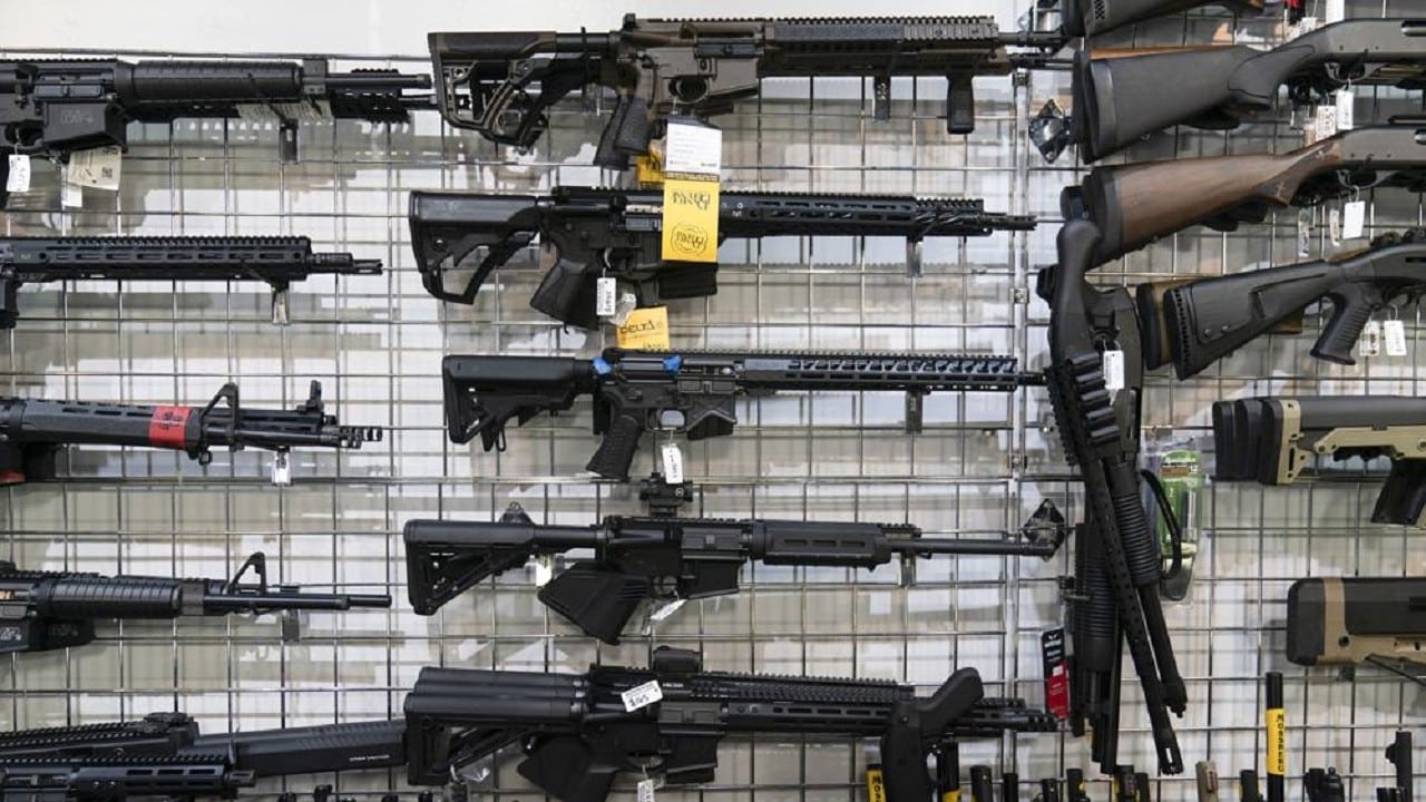 Avanza la prohibición de armas semiautomáticas en EUA