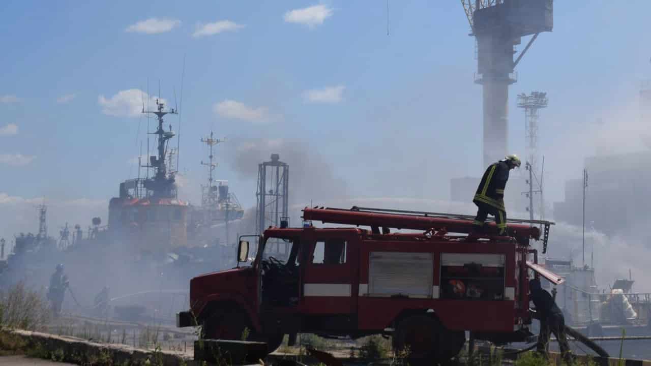 Bomberos trabajan para apagar un incendio en el puerto marítimo de Odesa, Ucrania, tras un ataque ruso.