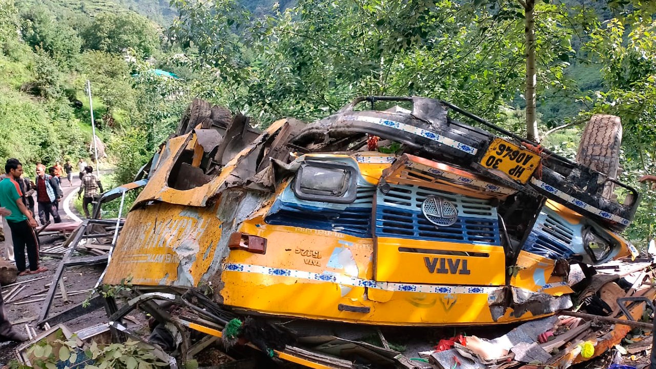 Autobús cae a un barranco en India y deja 16 muertos, entre ellos varios niños