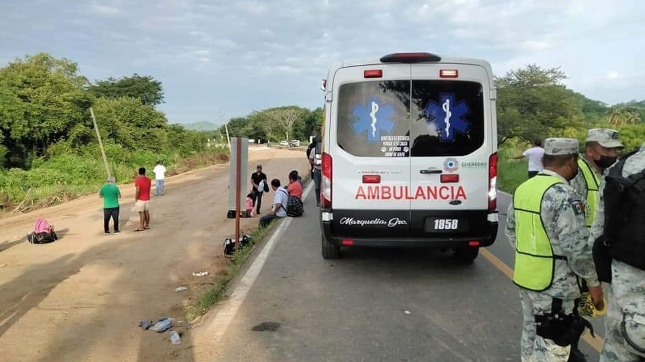 Autobús de pasajeros se vuelca en la carretera Acapulco-Pinotepa; hay 40 lesionados.