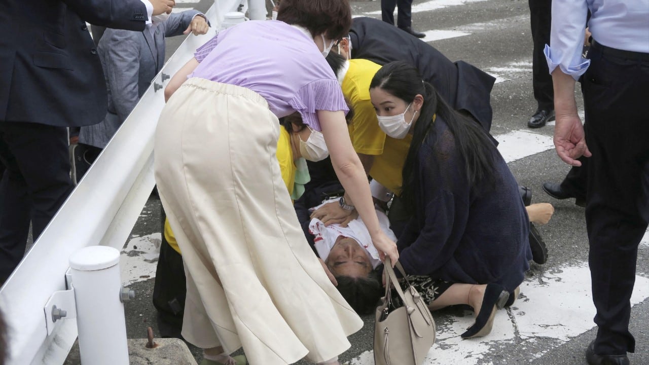 Balean al exprimer ministro japonés Shinzo Abe; hay un detenido