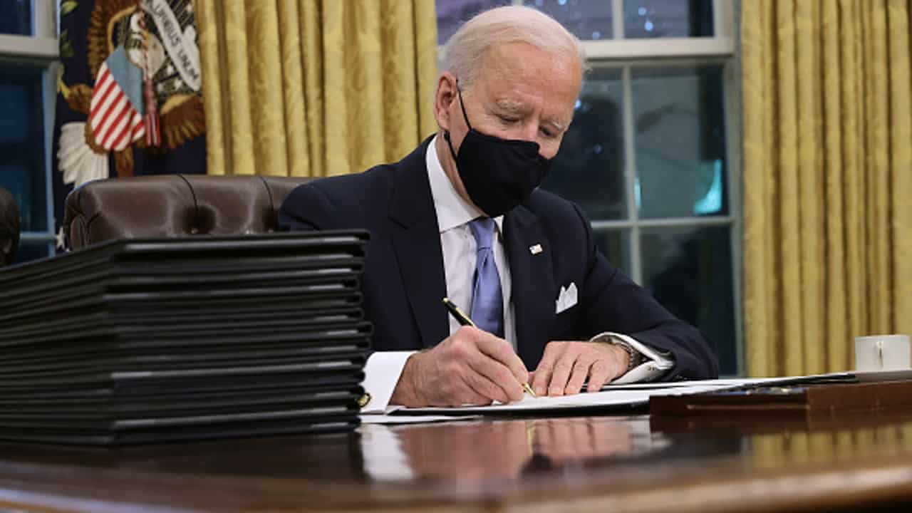 Joe Biden responde bien al tratamiento de COVID-19 y sus síntomas han disminuido.