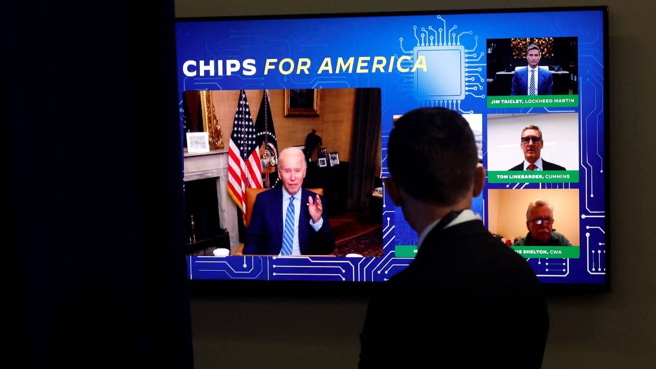 El presidente de Estados Unidos, Joe Biden, que se aísla luego de su diagnóstico de COVID-19, aparece virtualmente en una reunión con líderes empresariales (Reuters)