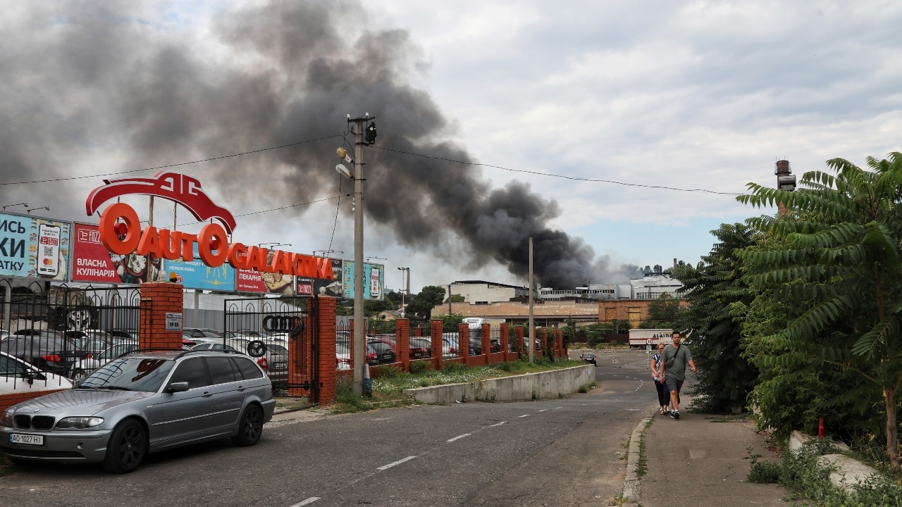 Una columna de humo se observa después de un bombardeo en Odesa, Ucrania.