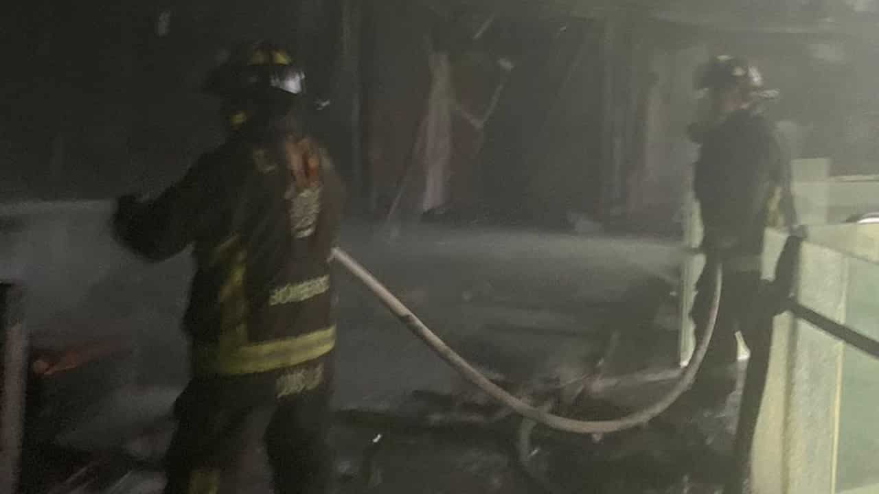 Bomberos sofocan incendio dentro de un cine en plaza comercial de la CDMX
