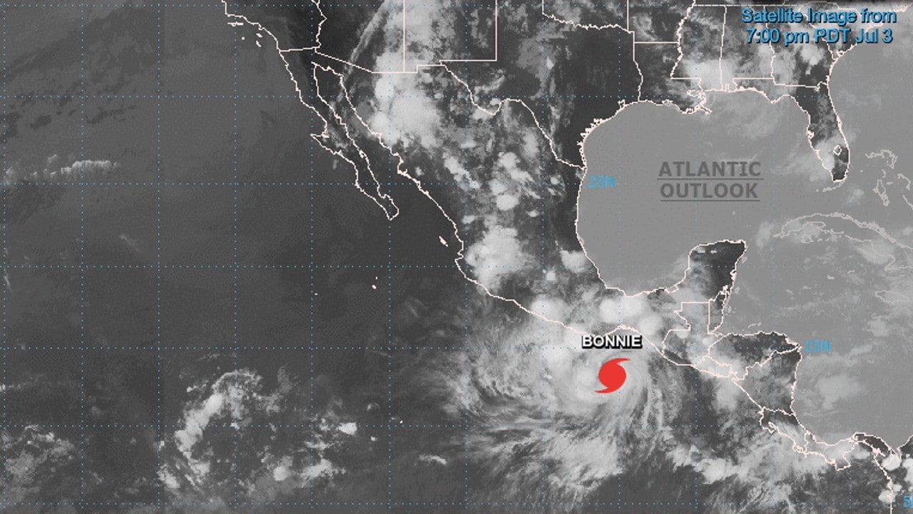 Bonnie se intensifica a huracán categoría 1, cerca de Huatulco, Oaxaca