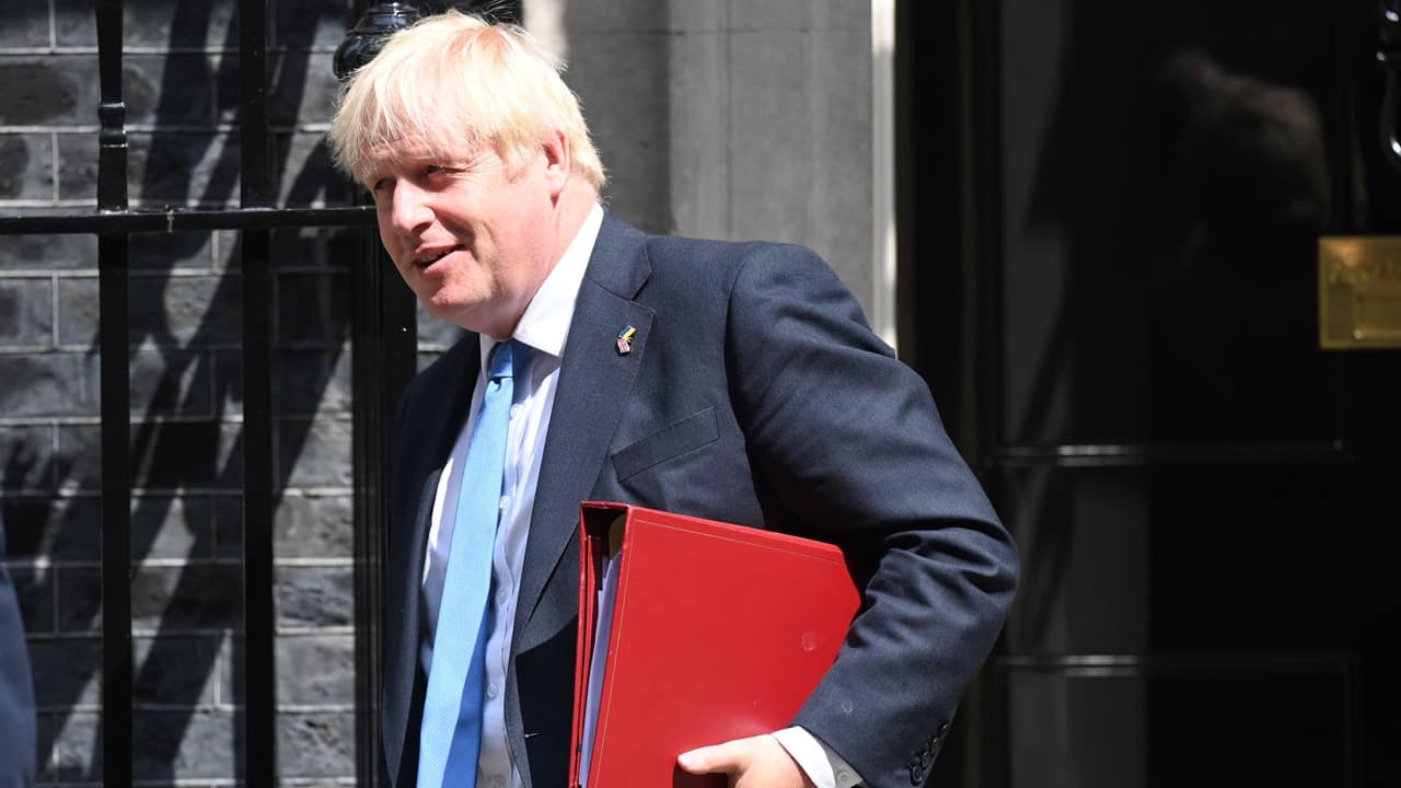 El primer ministro de Reino Unido, Boris Johnson, sale de su residencia oficial en el número 10 de Downing Street.