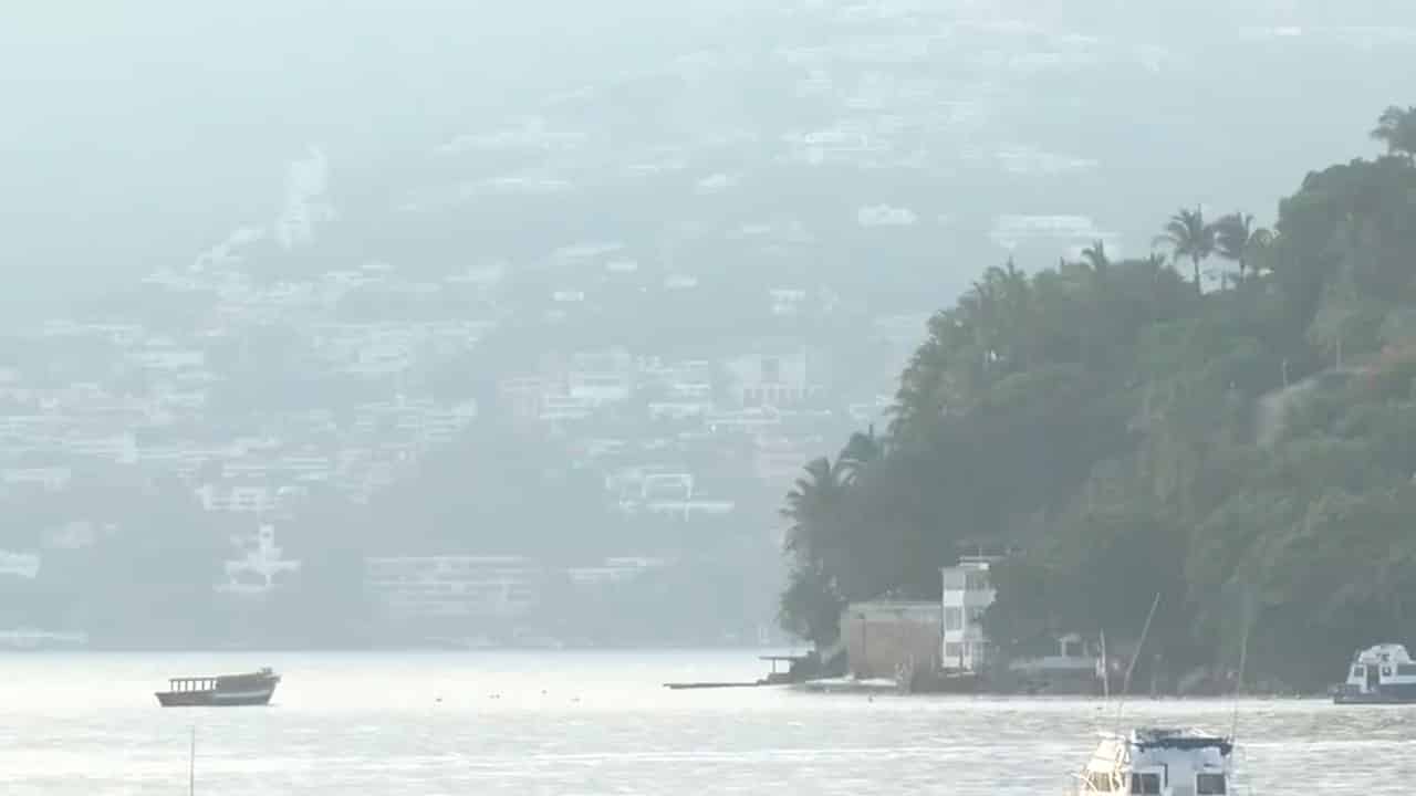 Una densa neblina cubre gran parte del puerto de Acapulco, Guerrero (N+)