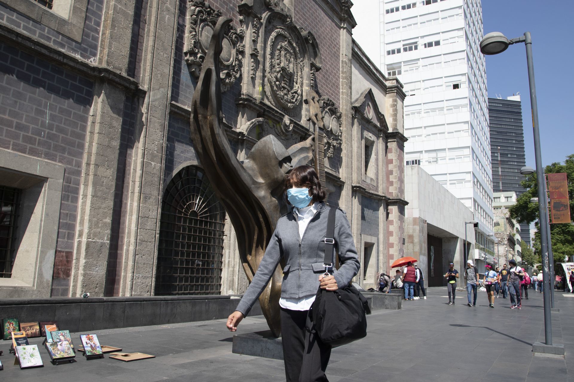 Una mujer camina por calles de la Ciudad de México (Cuartoscuro)