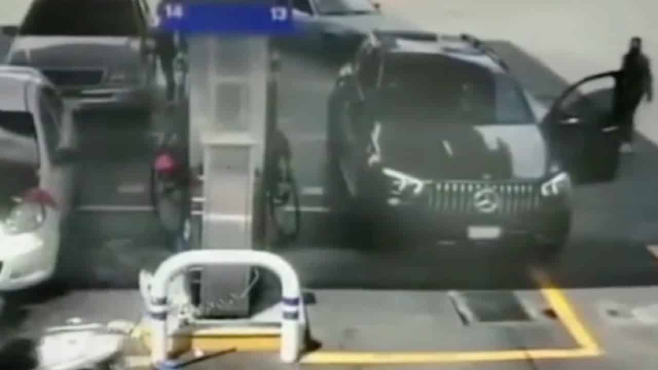 Video: Automovilista atropella a ladrón mientras robaba reloj en CDMX.