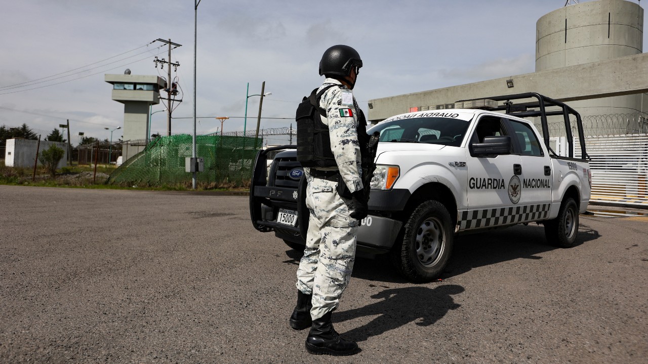 Miembros de la Guardia Nacional frente a la Penitenciaría Federal del Altiplano, donde está encarcelado el narcotraficante Rafael Caro Quintero (Reuters)