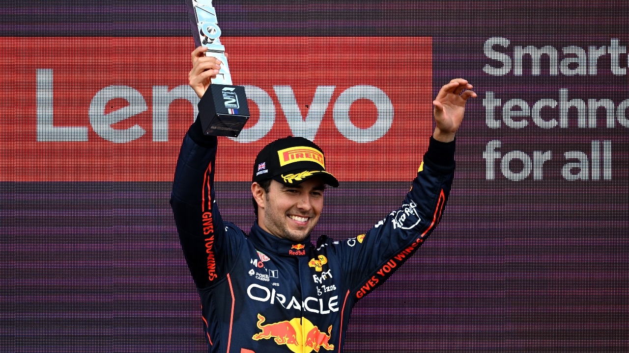 El piloto mexicano Sergio "Checo" Pérez subió al podio al obtener el segundo lugar en el Gran Premio de Gran Bretaña este domingo.