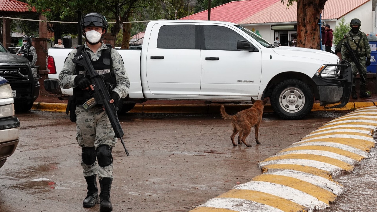 Elementos de la Guardia Nacional resguardan Cerocahui, Chihuahua.