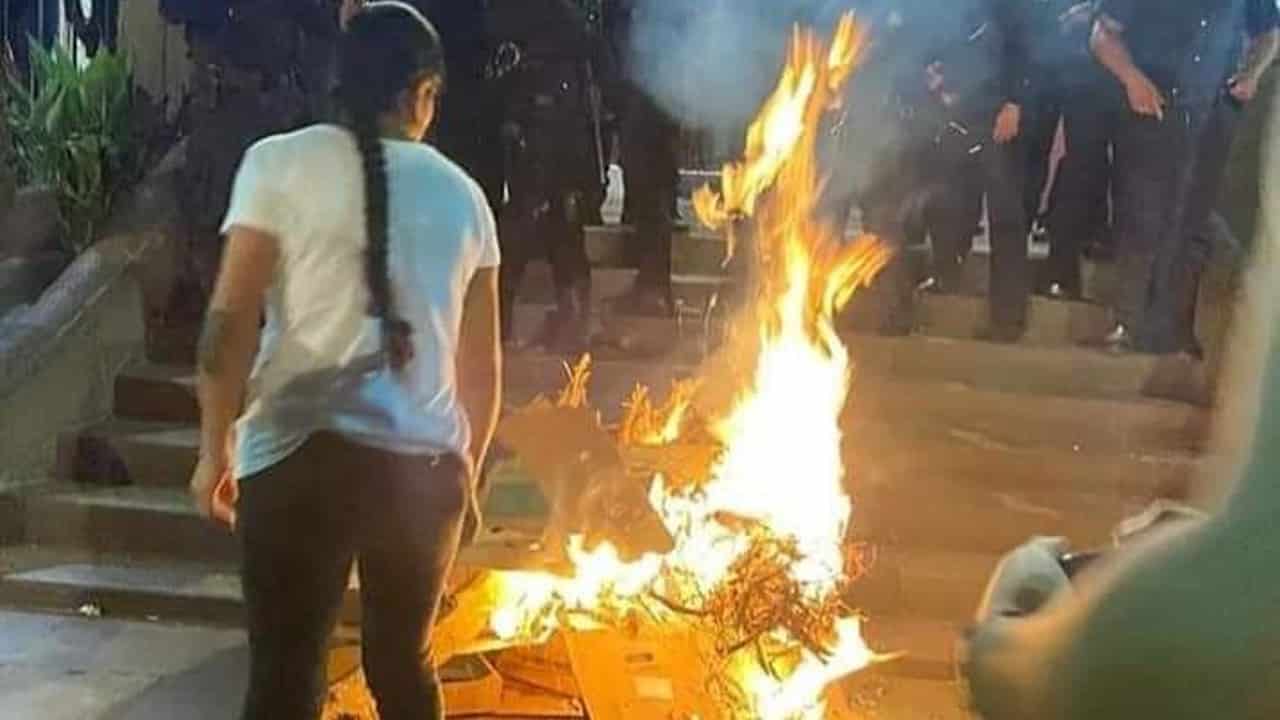 Comerciantes prenden fuego al exterior del ayuntamiento de Chimalhuacán, piden no derrumbar mercado