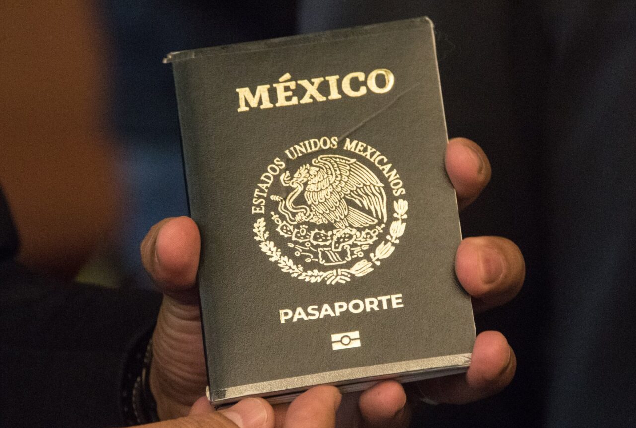 ¿¿Por qué el pasaporte mexicano está en inglés y francés?