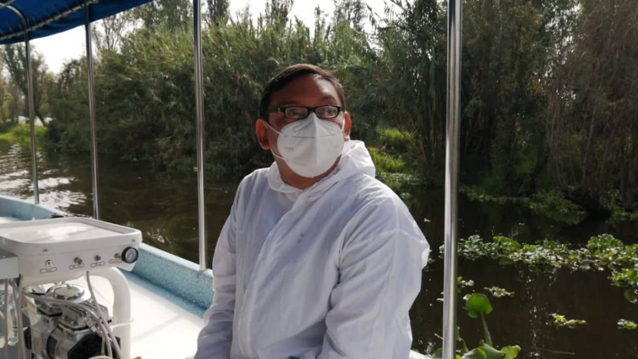 Dentistas se mueven en lanchas para atender en Xochimilco
