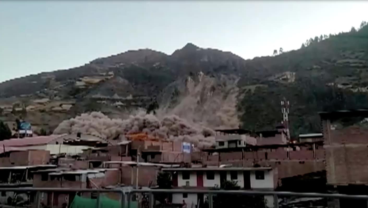 Deslizamiento de tierra en cerro de Perú sepulta cerca de 150 casas; buscan a víctimas