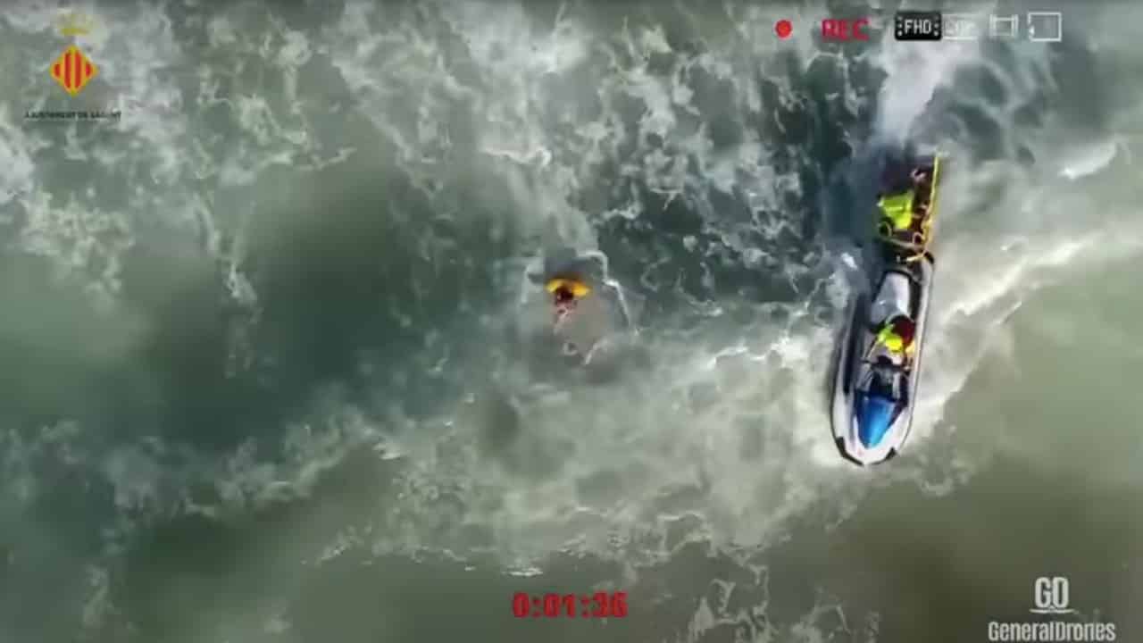 Drone salva adolescente playa