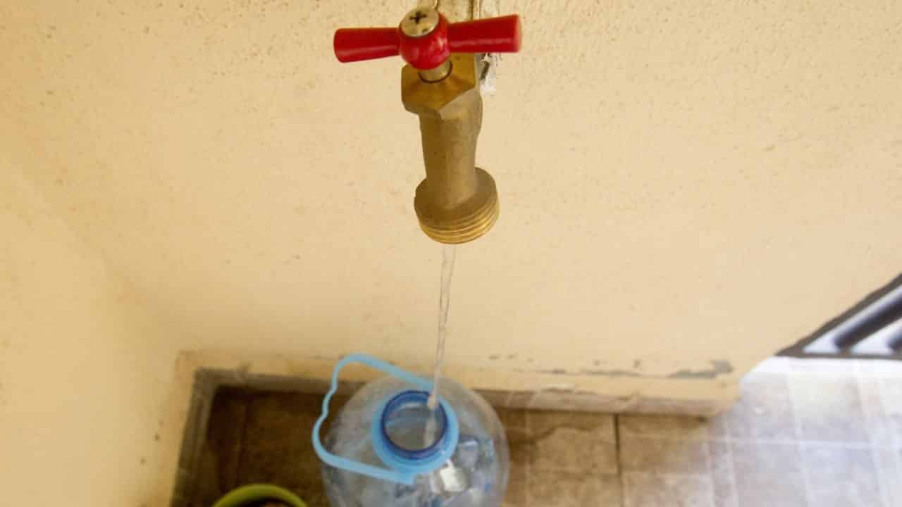 ‘El agua sale sucia’, denuncian vecinos de Nuevo León.