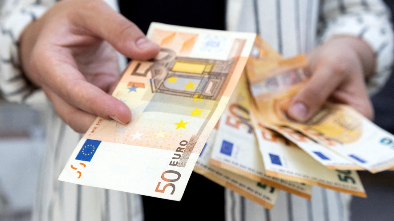 El euro cae a su valor más bajo frente al dólar desde 2002