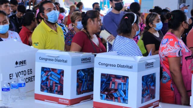 Afiliados al partido Morena en Acapulco, Guerrero, acuden a votar.