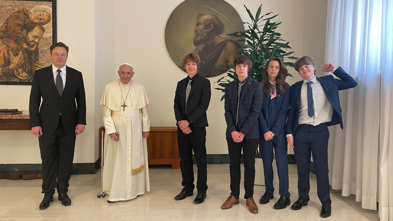 Elon Musk publicó una foto de su encuentro con el papa Francisco