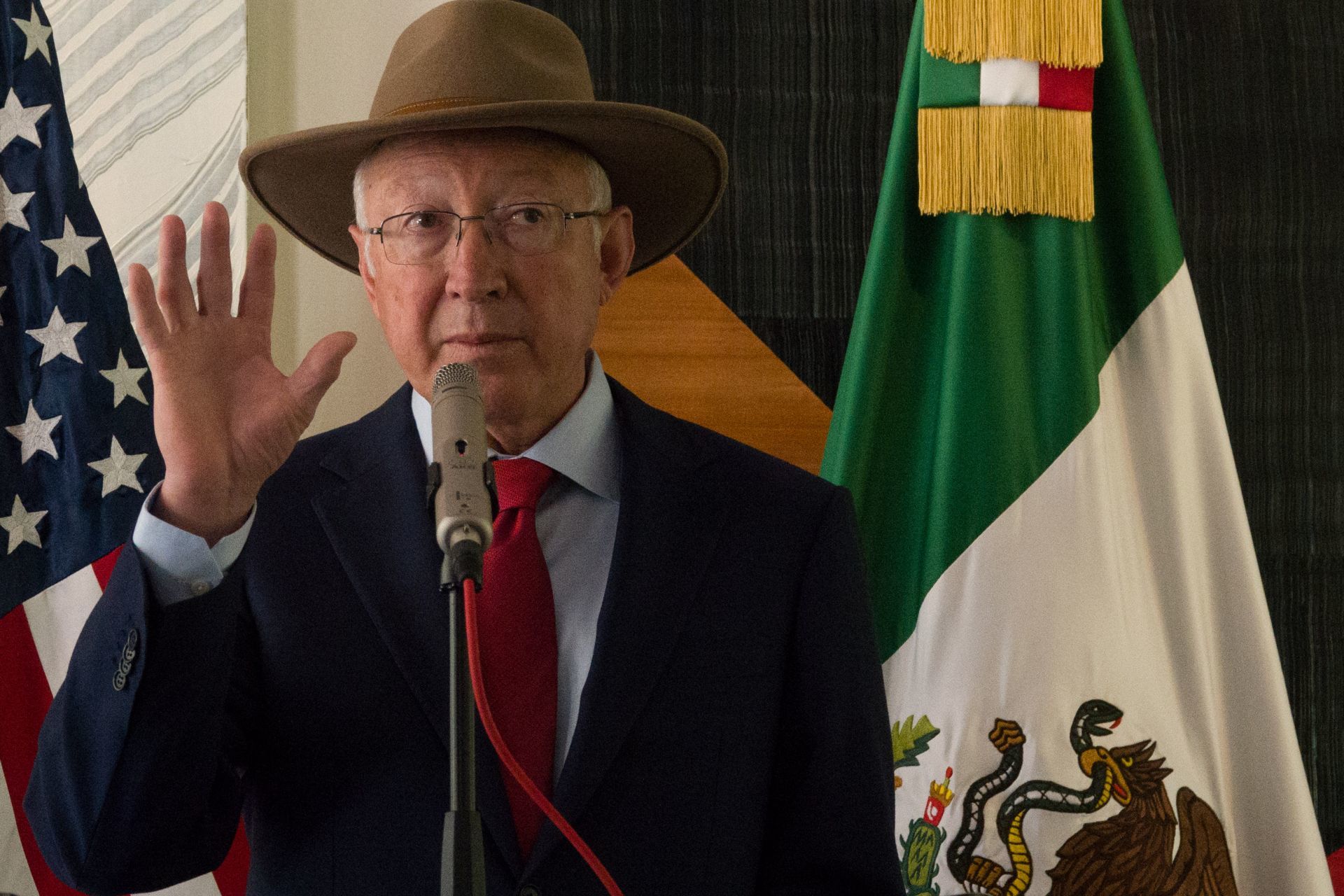 Embajador Ken Salazar defiende su ‘buena relación’ con AMLO