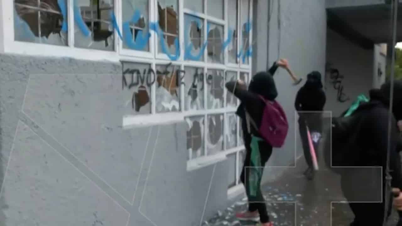 Un grupo de encapuchadas rompieron cristales en Guadalajara, Jalisco, durante una protesta para exigir justicia por el feminicidio de Luz Raquel (N+)