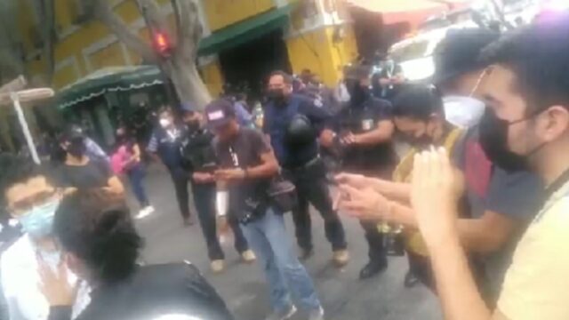 Enfrentamiento entre ambulantes y policías en Puebla