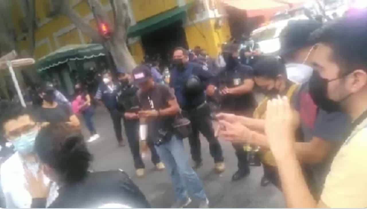Enfrentamiento entre ambulantes y policías en Puebla
