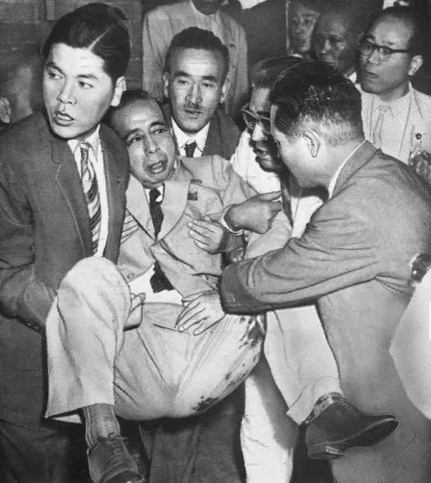 Expremier japonés Nobusuke Kishi, abuelo de Shinzo Abe, también sufrió ataque en público en 1960