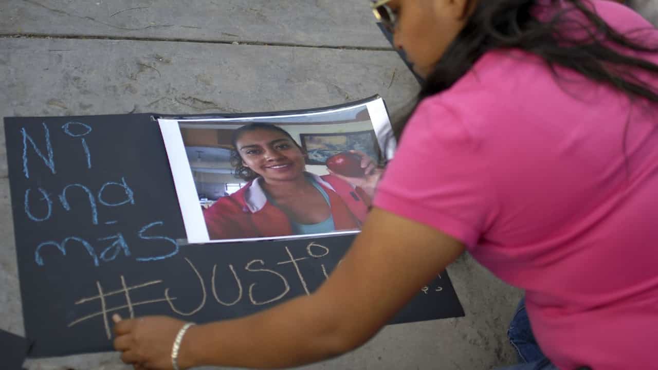 Feministas portan pancartas para exigir justicia por el asesinato de Magdalena Aguilar Romero en la ciudad de Taxco. Fuente: Cuartoscuro, archivo