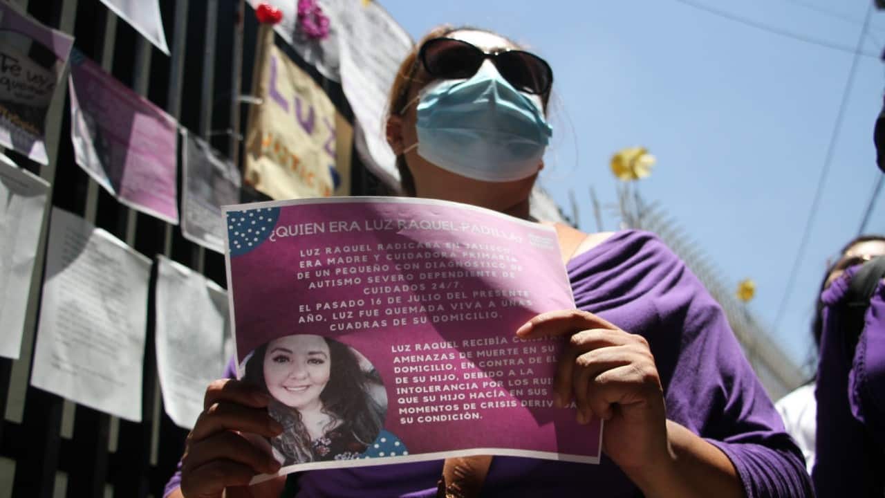 Feministas en Guadalajara protestan por el feminicidio de Luz Raquel.