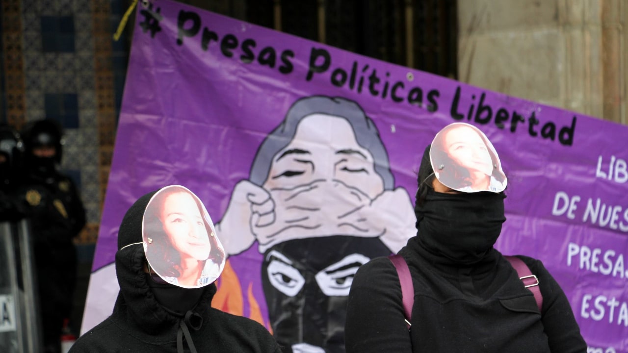 Feministas se manifestaron afuera del Palacio del Ayuntamiento para exigir la liberación de dos de sus compañeras