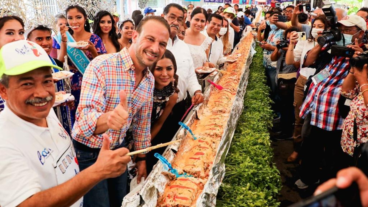 Preparan el filete relleno de mariscos más grande del mundo en Boca del Río, Veracruz