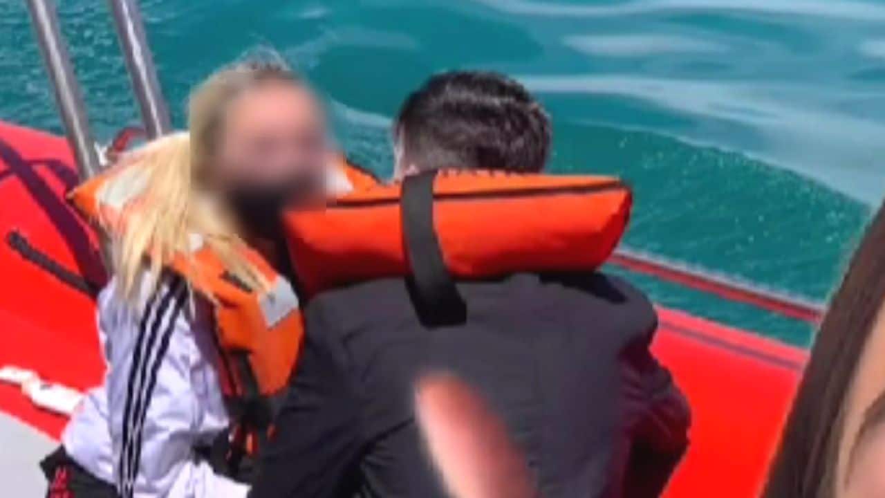 Descubrió el engaño de su novio con amiga en medio del mar