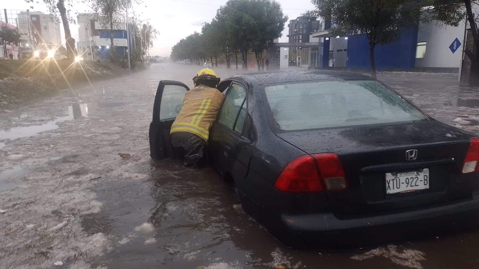 Fuerte lluvia con granizo causa afectaciones e inundaciones en Puebla